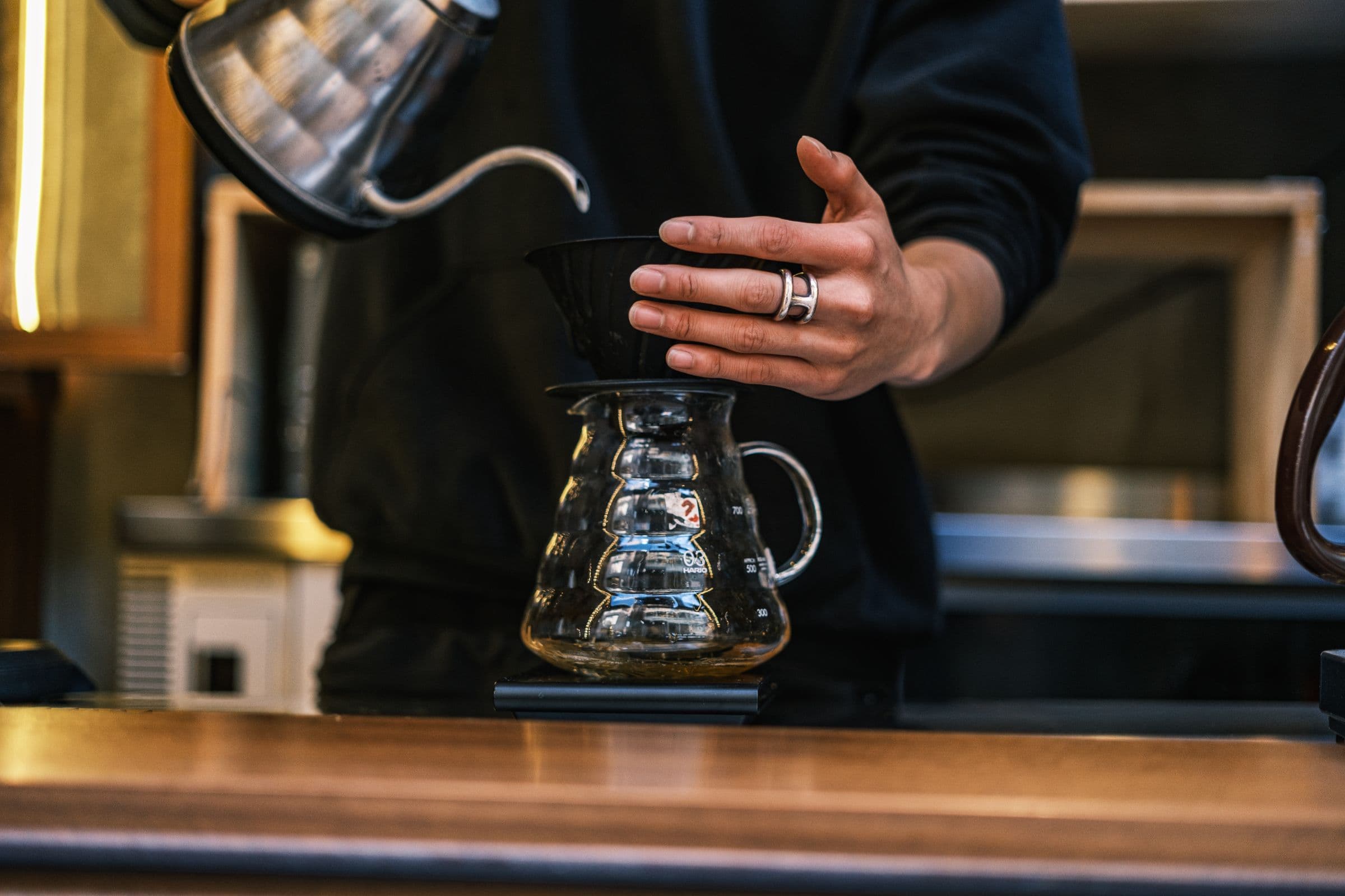 ハンドドリップでコーヒーを淹れるバリスタ