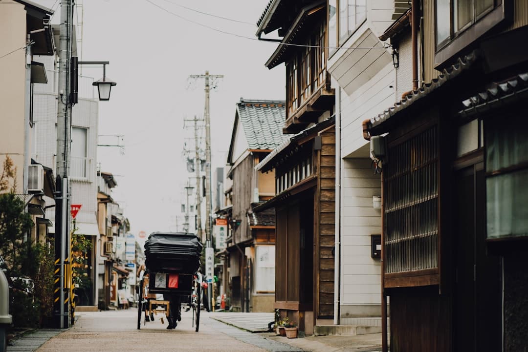 夕暮れの日本の街並みと人力車