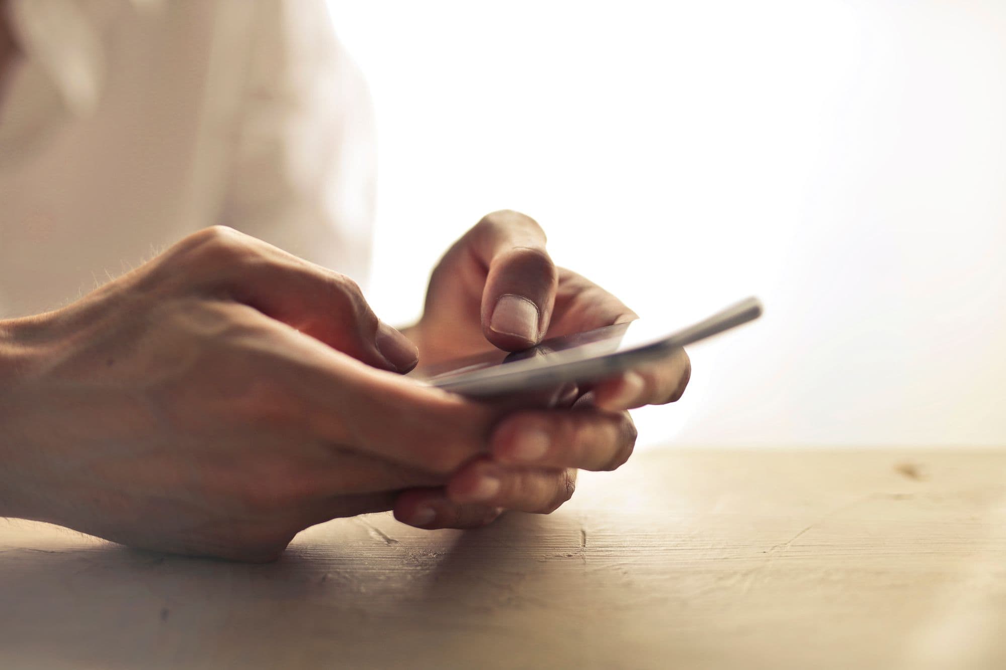 スマートフォンでメッセージをやり取りする手元